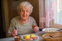 Catherine, 85 ans, déguste le repas préparer par Olivia