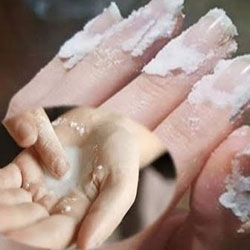 Recouvrez vos ongles avec le bicarbonate et laissez agir